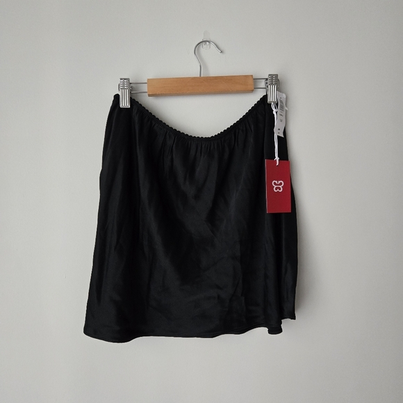 SOLDNWT Sunday Best Temple Skirt - Picture 3 of 4